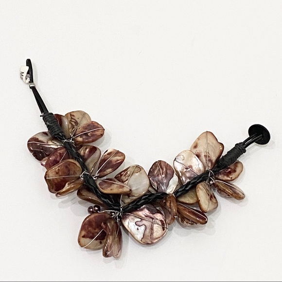 Mother of Pearl Brown Flower Bracelet - Picture 9 of 12
